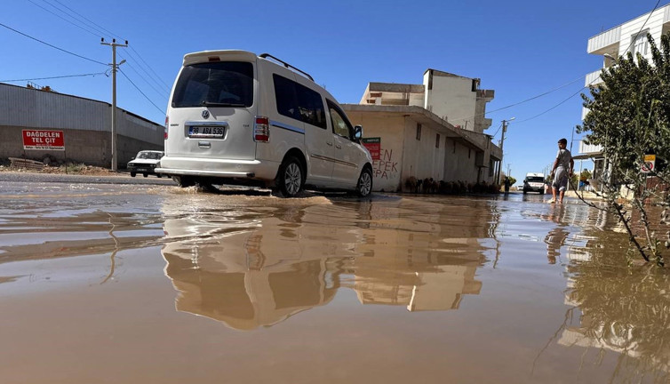 Mahalleyi su bastı! Esnaf ve sürücülerin kabusu oldu