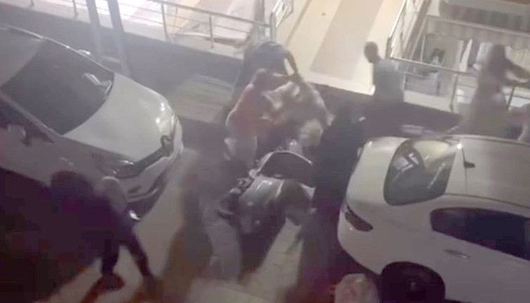 Avcılar'da grup kavgası korku dolu bitti! 'Polis' çığlığıyla kayıplara karıştılar