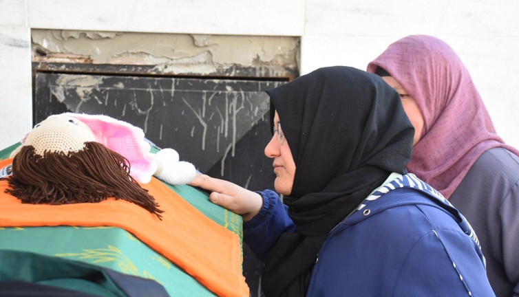 Oyuncağı ile birlikte uğurlandı! Yürek dağlayan cenaze!