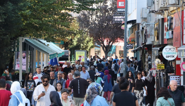Güneş yüzünü gösterdi, Eskişehir'de çarşı doldu taştı!