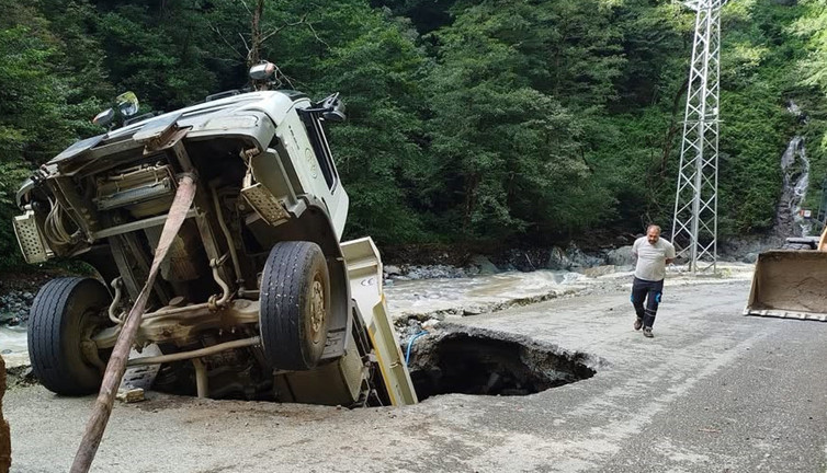 Artvin’de yol onarım sırasında kamyon göçüğe düştü: 1 yaralı