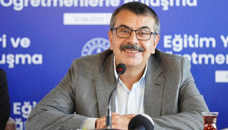 Milli Eğitim Bakanı Tekin'in kızı bakın hangi okula gidiyor? İmam Hatip güzellemeleri yapıyordu