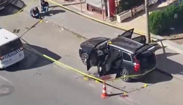 Patronunun kulağını ısırarak kopardı. Bununla da yetinmedi