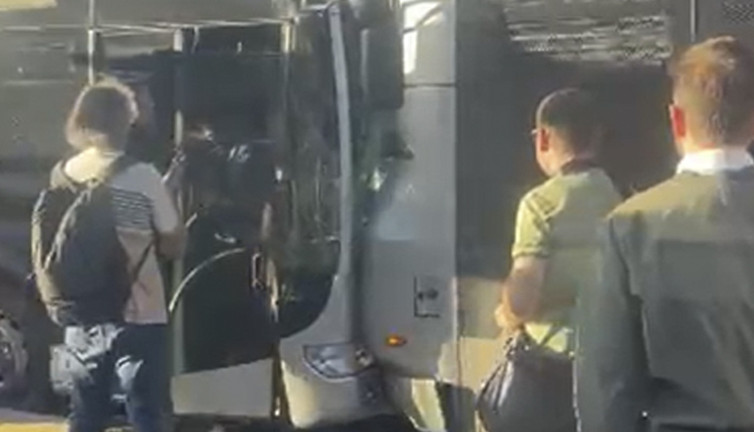 Acıbadem'de iki metrobüs birbirine girdi! Faciaya ramak kaldı...