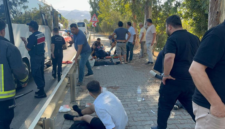 Antalya'da feci kaza! Çok sayıda yaralı var