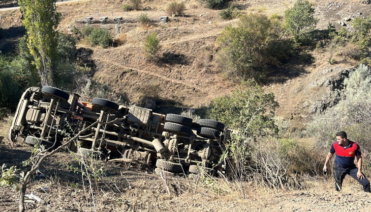 Kertme Köyü’nde feci kaza: Taş kamyonu şarampole uçtu!
