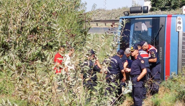 Cezaevi ring aracı şarampole devrildi: 5'i mahkum 12 yaralı!