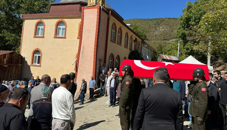 Askeri tören düzenlendi! Kıbrıs gazisi ve eşi son yolculuğuna uğurlandı