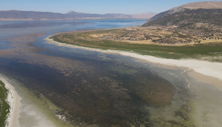 Türkiye’nin dördüncü büyük gölü Eğirdir ikiye bölündü
