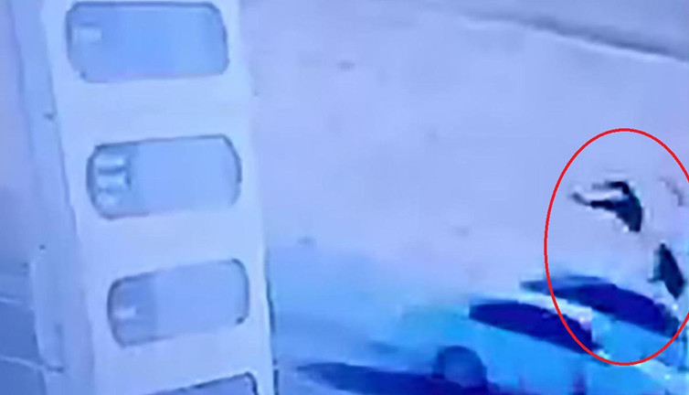 Yola fırlayan çocuklar kurtarmak isterken canından oldu