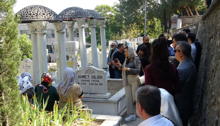 ‘Sanat Güneşi’ Zeki Müren vefatının 29’uncu yıl dönümünde kabri başında anıldı