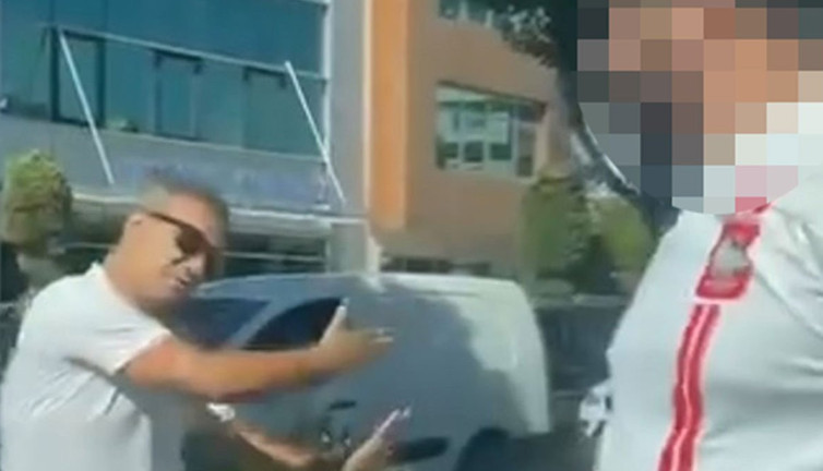 Trafik magandası Ukraynalı sürücünün aracını yumrukladı!