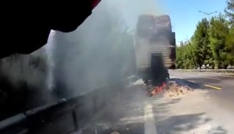 Mersin’de korku dolu anlar! Karton yüklü TIR alev alev yandı