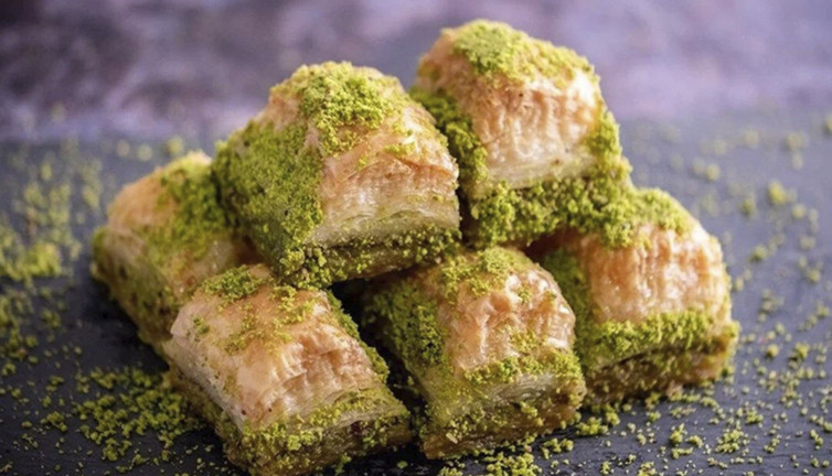 Ticaret Bakanlığı tağşiş listesini paylaştı: Meşhur tatlıcının baklavasından gıda boyası çıktı!