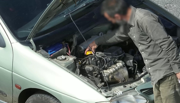 Polisi görünce rol yaptı! Sürücünün yalanını dron kamera bozdu