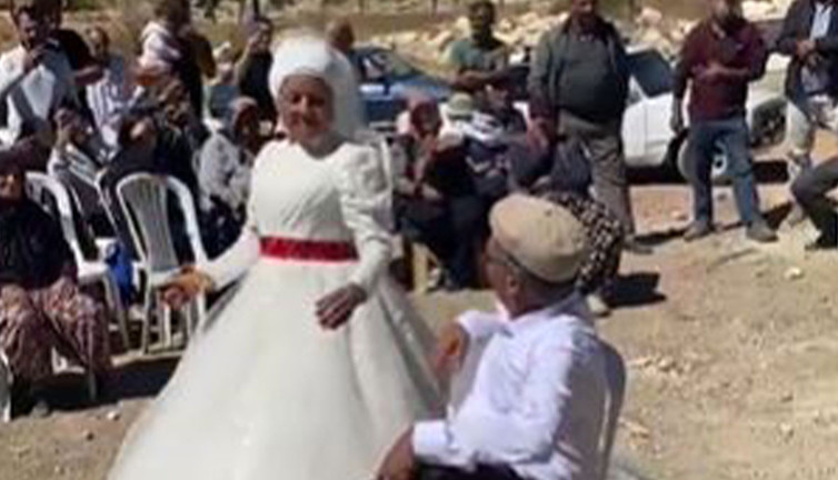 Mersin'de 40 yıl önce kaçtılar! 4 çocuklu, 9 torunlu çift, gelinlik ve damatlık giyip düğün yaptı