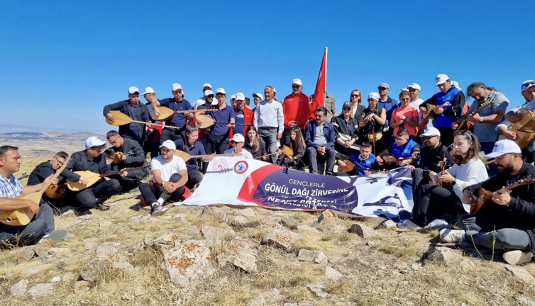 Bozkırın Tezenesi Neşet Ertaş 40 saz eşliğinde 1840 rakımlı Gönül Dağı'nda anıldı