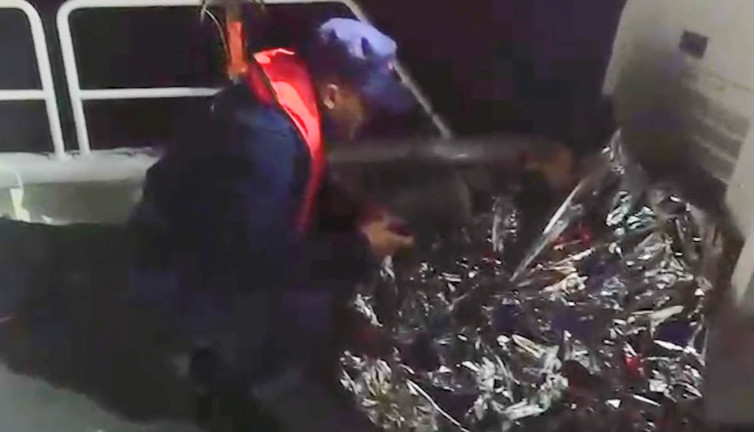 Tekne alabora oldu! Balıkçının imdadına sahil güvenlik yetişti