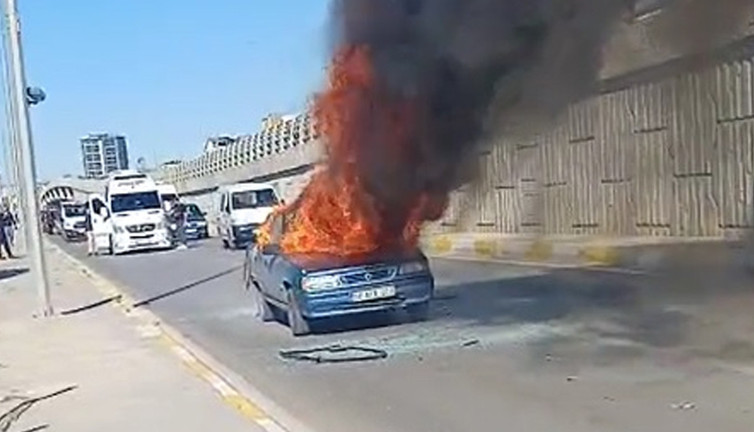 Alevler aniden otomobili sardı! Sürücü son anda kendini yere attı