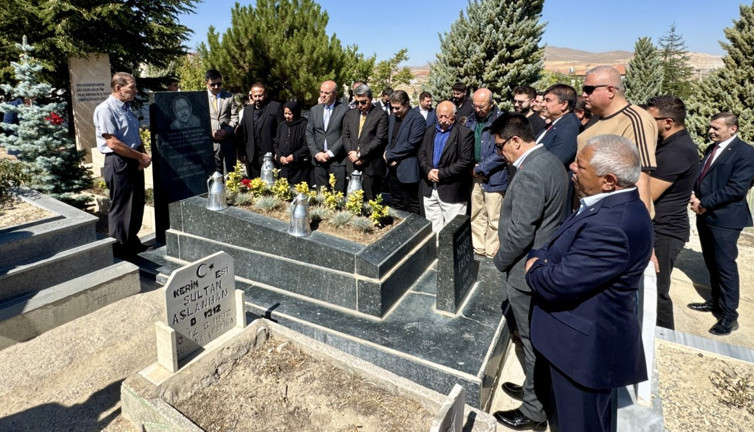 ‘Bozkırın Tezenesi’ Neşet Ertaş Kırşehir'deki mezarı başında anıldı