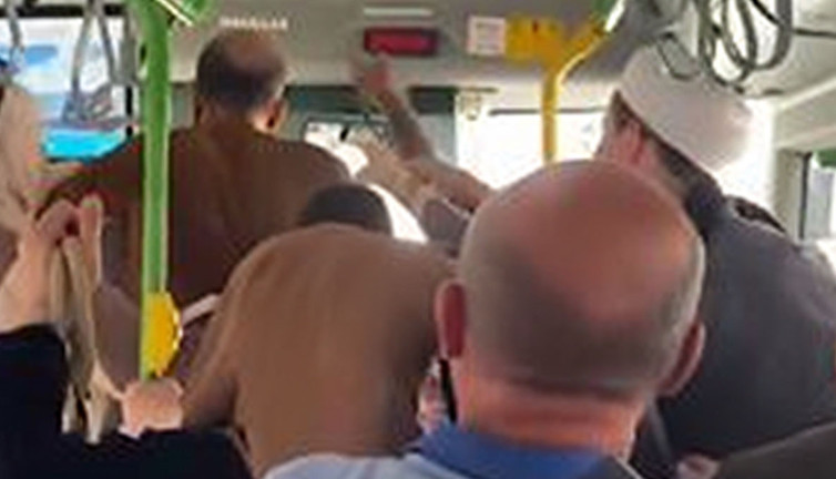 Yer: İstanbul Fatih! Yabancı uyruklu şahıs hem kart basmadı hem de şoföre saldırdı