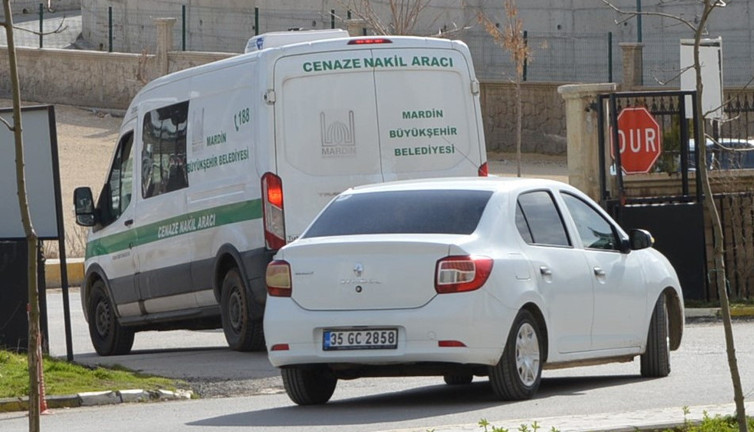 Mardin’de feci olay! İş makinesinden kayan taşın altında kaldı