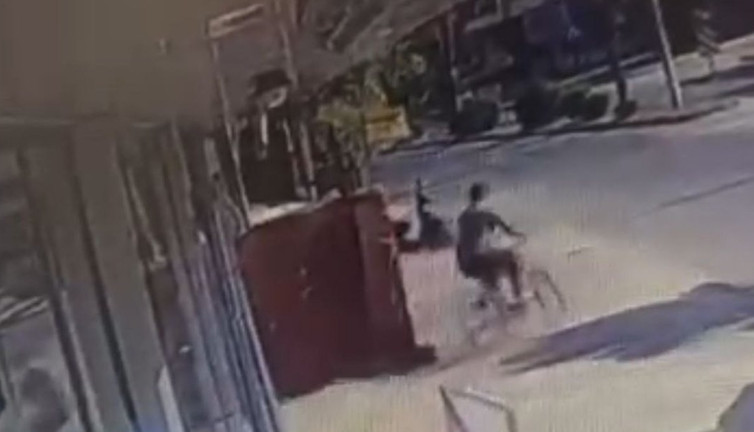 Alışverişe gitti, bisikleti çalındı: Adana'daki hırsız kameraya takıldı!