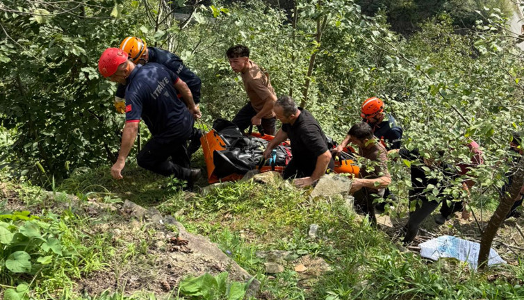 Giresun’da kamyonet dereye uçtu! Ölü ve yaralı var: Ekipler zamanla yarıştı
