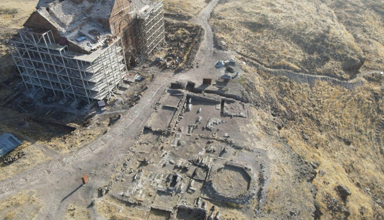 Ani’de tarihi keşif! Anadolu’nun ilk kümbeti gün yüzüne çıktı: Bakan Ersoy duyurdu