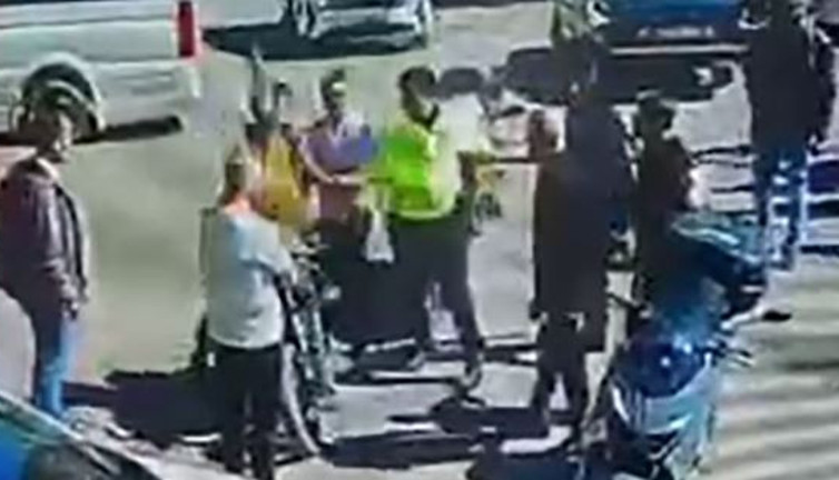 Polise yumruklu saldırı