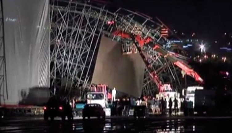 Ankara'da AKM'ye kurulan sahne çöktü