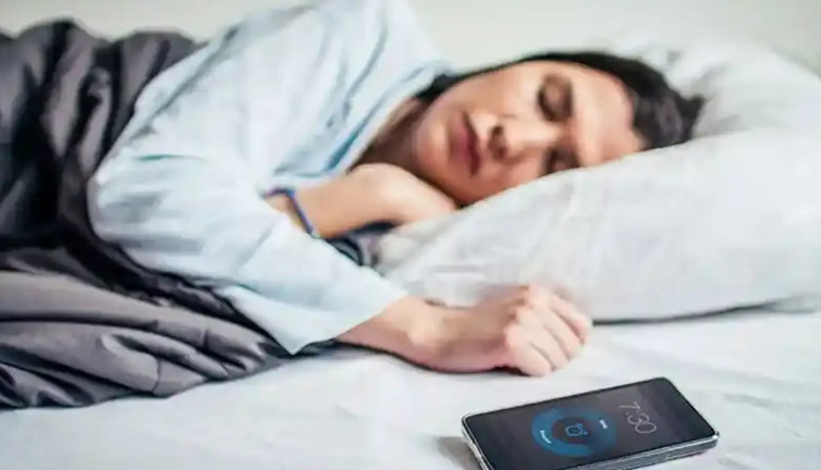 Uyurken başucunda duran telefon huzursuzluk mu doğuruyor? İşin uzmanları anlattı