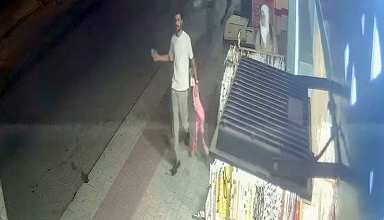 İstanbul’da mağaza önündeki sergiden pijamayı çalıp kaçtı! İş yeri çalışanı peşinden koştu