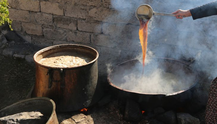 Soğuklara karşı kalkan! Üzüm pekmezi nasıl hazırlanmalı ve nasıl tüketilmeli?