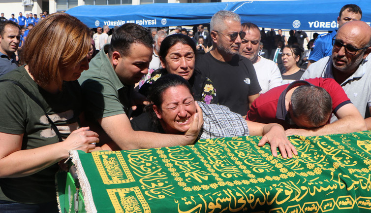 Annenin feryadı yürekleri dağladı! Adana'da İnfaz koruma memurları son yolculuğuna uğurlandı