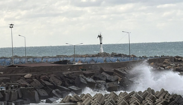 Dev dalgalar sahili dövüyor