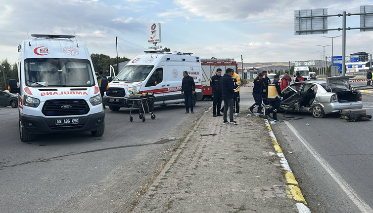 Sivas'ta feci kaza! Bariyerlere savruldular: Ölü ve yaralılar var