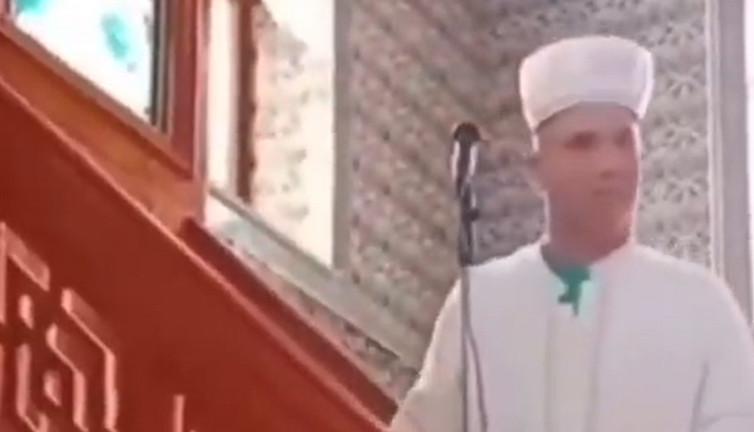 Cemaate küstü! Namazı yarım bıraktı: İmamdan beklenmedik hareket