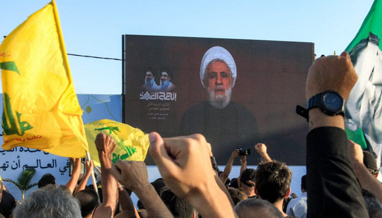 Hasan Nasrallah'ın ölüm yıl dönümünde konuşan Hizbullah Genel Sekreteri Naim Kasım iktidara meydan okudu: "Silahları asla bırakmayacağız"