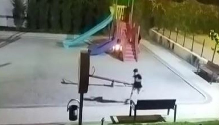 Çocuklar parkı yaktı