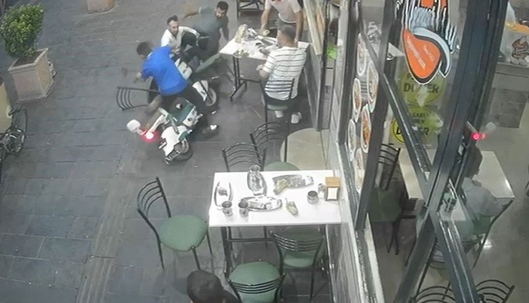 Elektrikli bisikletle Şahinbey’de lokantaya daldı! Yemek yiyenler şaşkına döndü: Çocuk sürücü kaçtı