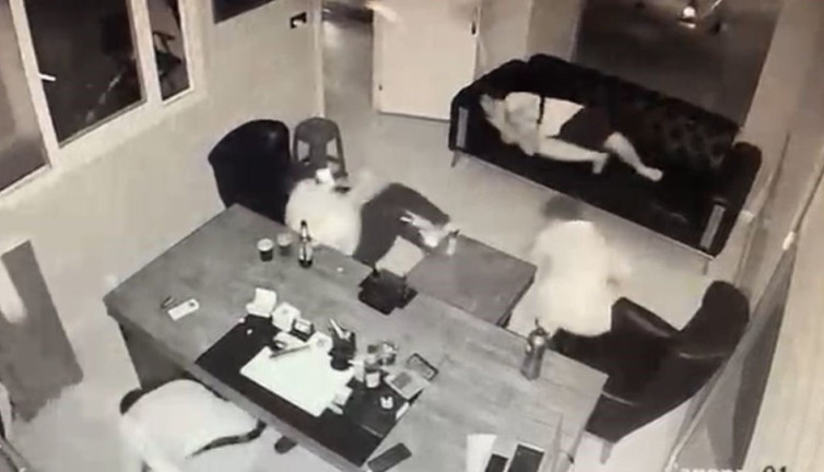 Oto galerisinde can pazarı. Motosiklet üzerinden kurşun yağdırdılar