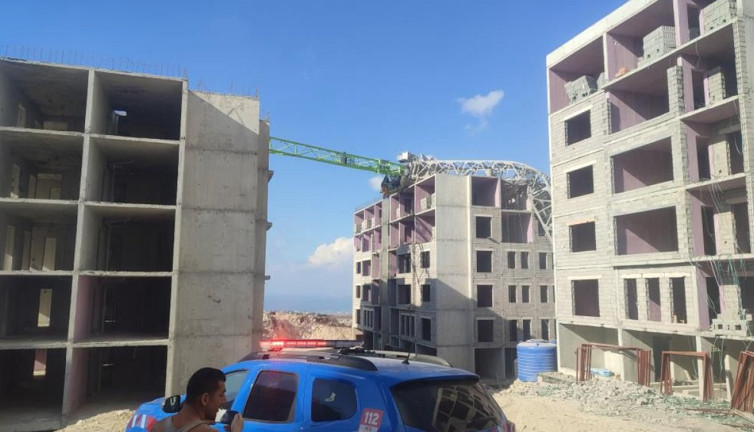 Şantiyede korku dolu anlar! İskenderun’da kule vinç binanın üzerine devrildi