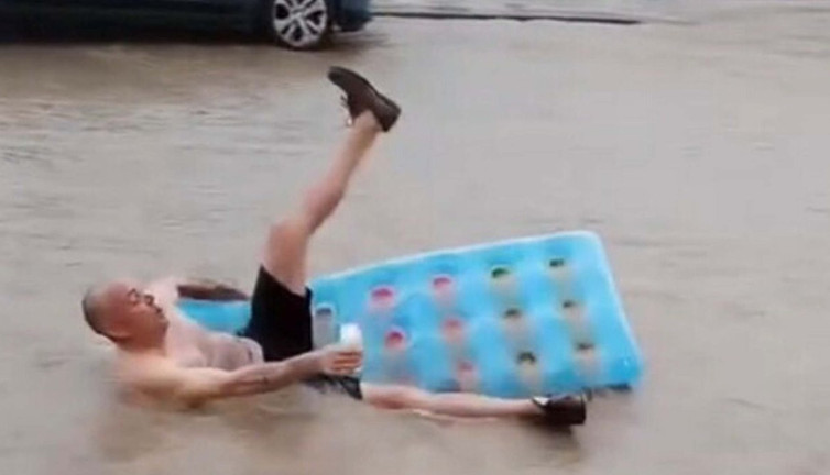 Su basan caddeyi havuza çeviren turist şaşkına çevirdi!