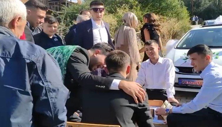 Yolun ortasına okey masası kurdular! Düğün yolu bahşişle açıldı