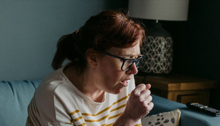 Geçmeyen öksürük masum değil! Ciddi hastalık belirtisi olabilir