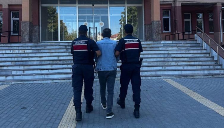 8 ayrı suçtan 9,5 yıl hapisle aranıyordu! Yorganın altında yakalandı