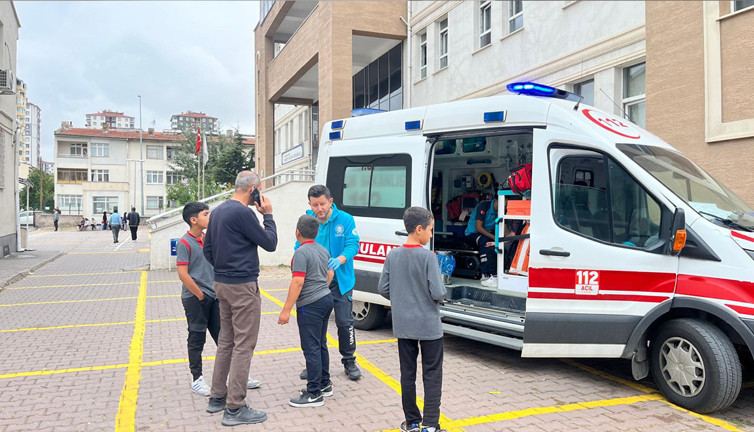Okulda yangın ziliyle gelen panik! İzdihamda 14 öğrenci yaralandı