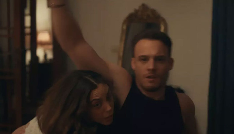 Öykü Karayel ile Kerem Bursin'in 'koltuk altı' sahnesi mide bulandırdı! Sosyal medyadan yorum yağdı