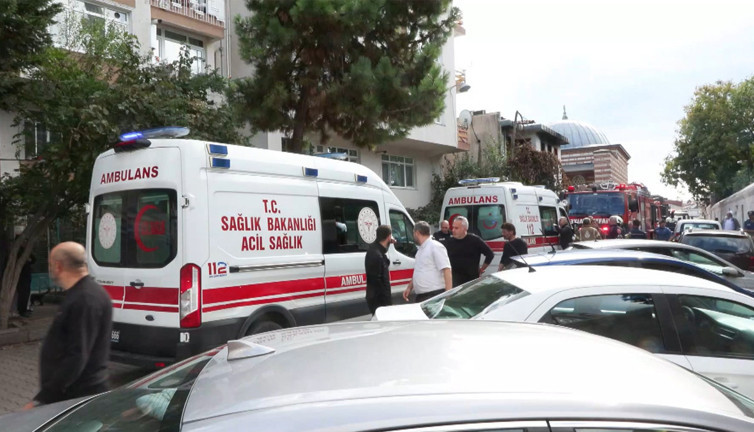 Üsküdar’da yangın! Kur'an kursunu alev aldı: Dumandan etkilenen öğrenciler hastaneye kaldırıldı